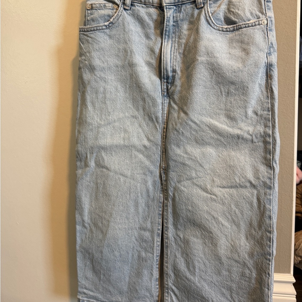 ZARA High-Waisted Light Wash Denim Midi Skirt – Size S